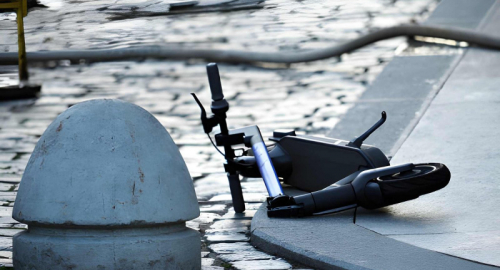 Milano, morto un ragazzo di 19 anni dopo lo scontro tra monopattino elettrico e auto in Bicocca